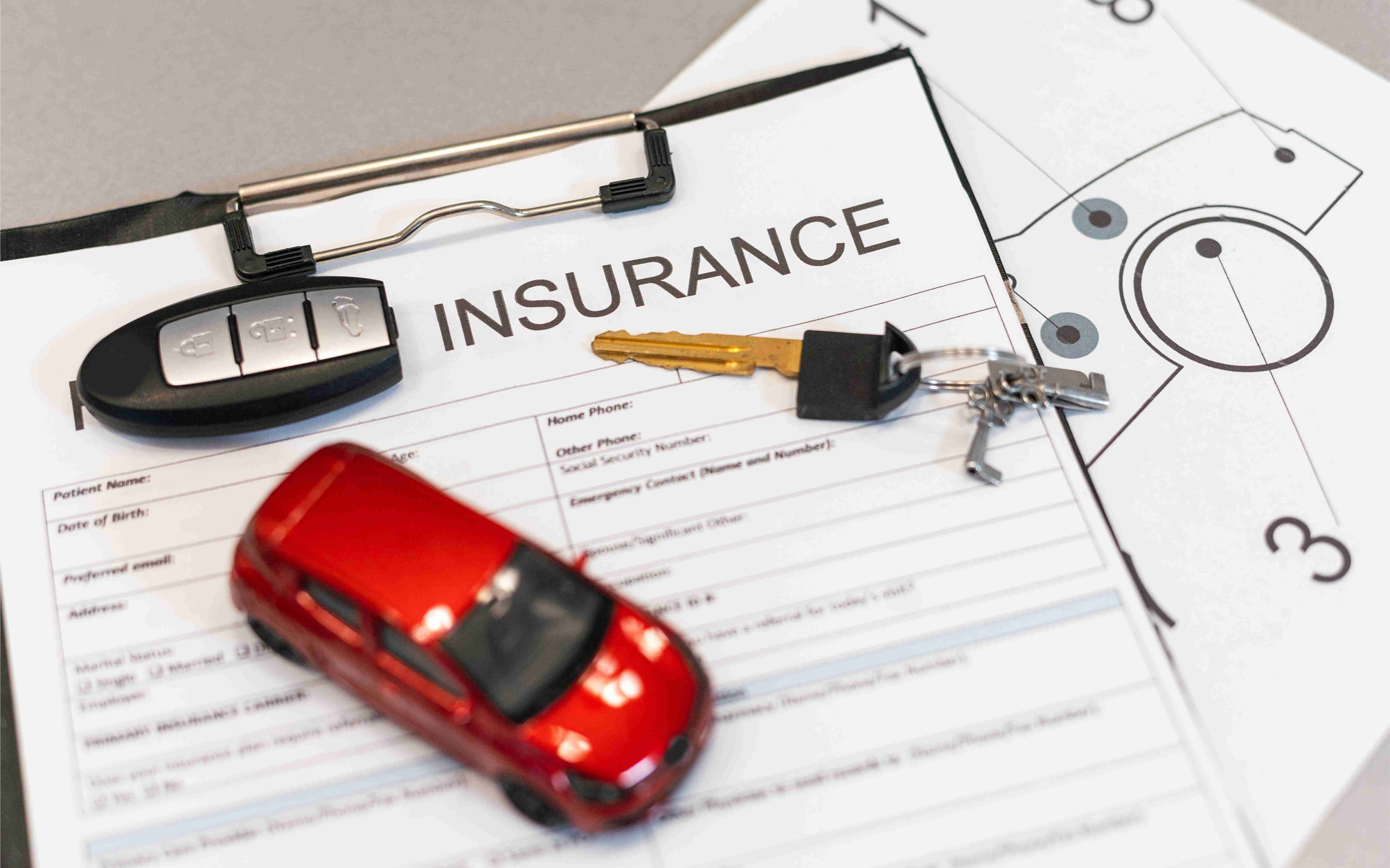 صورة لورقة مكتوب عليها تأمين, ويوجد فوقها سيارة لعبة ومفاتيح السيارة. A picture of a paper with insurance written on it, and above it there is a toy car and car keys. Une image d'un papier avec une assurance écrite dessus, et au-dessus il y a une petite voiture et des clés de voiture.