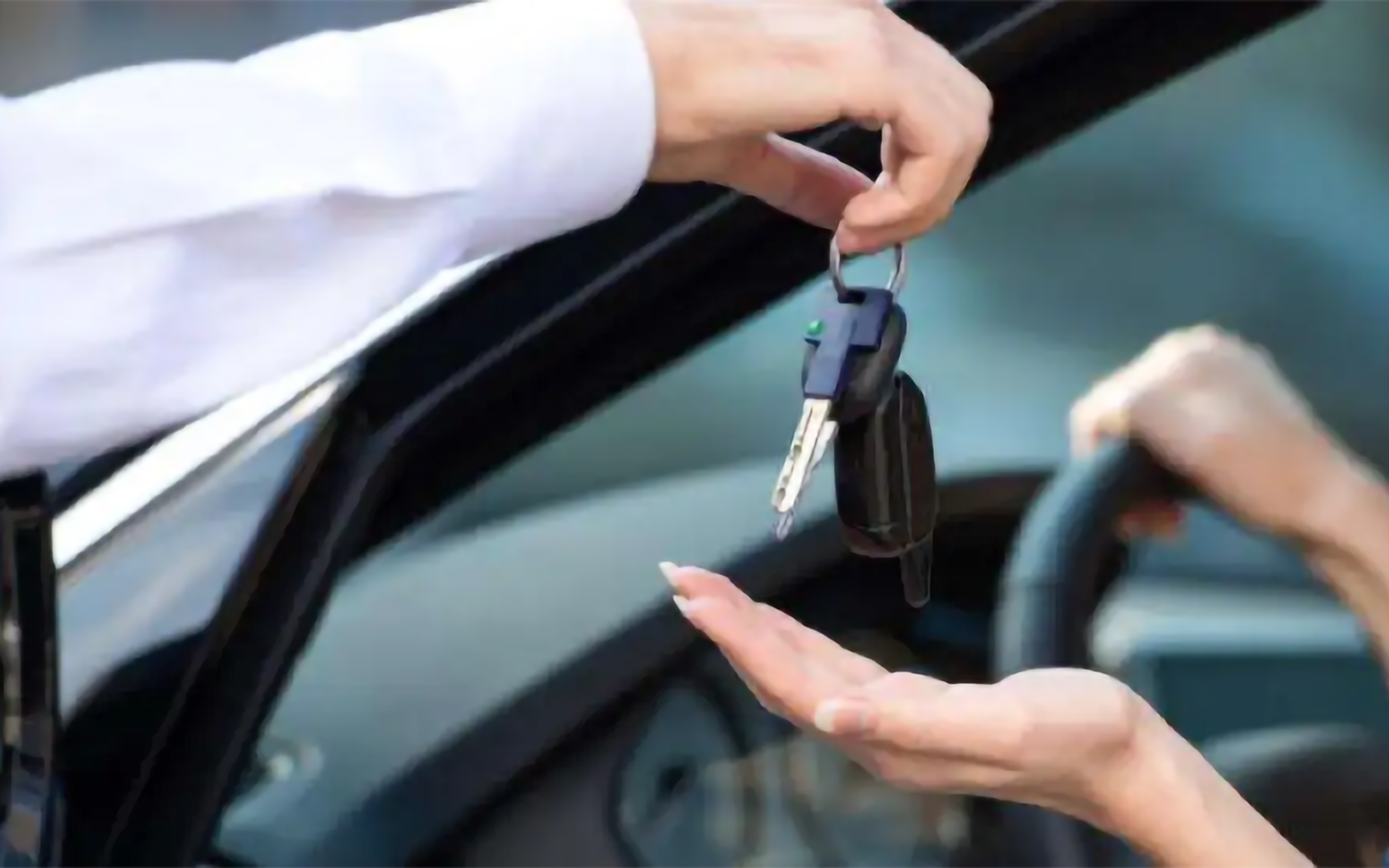 صورة ليد رجل يعطي مفتاح سيارة ليد امرأة قامت باستأجار السيارة. Une photo de la main d'un homme donnant une clé de voiture à la main d'une femme qui a loué la voiture. A picture of a man's hand giving a car key to a woman's hand who rented the car.